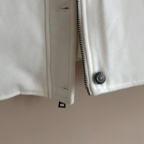 Levi's White Jacket with Cropped Length and Classic Collar - Picture 2 of 11